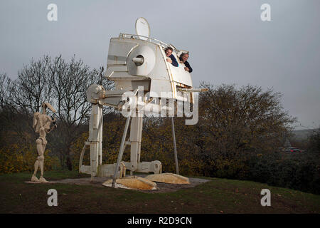 Ashburton, Devon, UK. 16 Nov 2018. La force n'a pas été avec un fan de Star Wars après conseil jobsworths lui a dit un £12000 lifesized réplique d'un scout walker impériale dans son domaine doit être retiré. Paul Parker a le modèle complexe de la sci fi matériel militaire dans le Retour du Jedi mis en place par le côté de l'A38 un mille à l'extérieur, Ashburton Devon. Il l'a mis là pour créer un point de repère local et point de discussion et de créer un intérêt pour le marché de la ville. Mais il était attristé pour recevoir une lettre d'application Teignbridge District Council disant qu'il avait 21 jours pour le retirer bec Banque D'Images