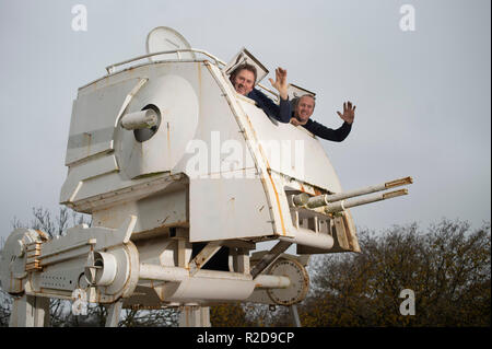 Ashburton, Devon, UK. 16 Nov 2018. La force n'a pas été avec un fan de Star Wars après conseil jobsworths lui a dit un £12000 lifesized réplique d'un scout walker impériale dans son domaine doit être retiré. Paul Parker a le modèle complexe de la sci fi matériel militaire dans le Retour du Jedi mis en place par le côté de l'A38 un mille à l'extérieur, Ashburton Devon. Il l'a mis là pour créer un point de repère local et point de discussion et de créer un intérêt pour le marché de la ville. Mais il était attristé pour recevoir une lettre d'application Teignbridge District Council disant qu'il avait 21 jours pour le retirer bec Banque D'Images