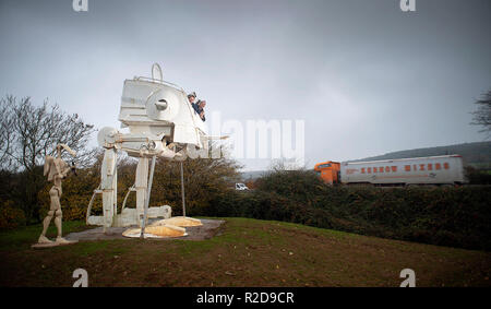 Ashburton, Devon, UK. 16 Nov 2018. La force n'a pas été avec un fan de Star Wars après conseil jobsworths lui a dit un £12000 lifesized réplique d'un scout walker impériale dans son domaine doit être retiré. Paul Parker a le modèle complexe de la sci fi matériel militaire dans le Retour du Jedi mis en place par le côté de l'A38 un mille à l'extérieur, Ashburton Devon. Il l'a mis là pour créer un point de repère local et point de discussion et de créer un intérêt pour le marché de la ville. Mais il était attristé pour recevoir une lettre d'application Teignbridge District Council disant qu'il avait 21 jours pour le retirer bec Banque D'Images