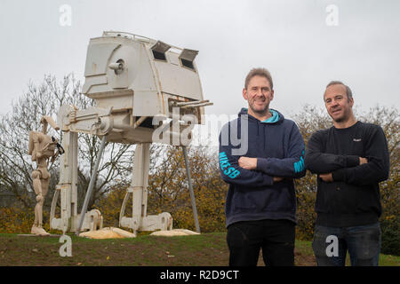 Ashburton, Devon, UK. 16 Nov 2018. La force n'a pas été avec un fan de Star Wars après conseil jobsworths lui a dit un £12000 lifesized réplique d'un scout walker impériale dans son domaine doit être retiré. Paul Parker a le modèle complexe de la sci fi matériel militaire dans le Retour du Jedi mis en place par le côté de l'A38 un mille à l'extérieur, Ashburton Devon. Il l'a mis là pour créer un point de repère local et point de discussion et de créer un intérêt pour le marché de la ville. Mais il était attristé pour recevoir une lettre d'application Teignbridge District Council disant qu'il avait 21 jours pour le retirer bec Banque D'Images