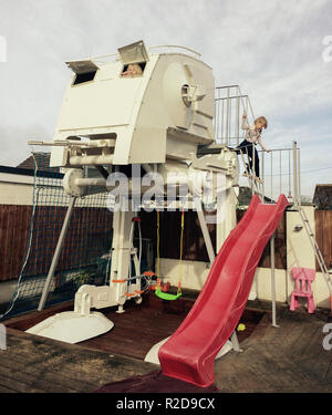 Ashburton, Devon, UK. 16 Nov 2018. La force n'a pas été avec un fan de Star Wars après conseil jobsworths lui a dit un £12000 lifesized réplique d'un scout walker impériale dans son domaine doit être retiré. Paul Parker a le modèle complexe de la sci fi matériel militaire dans le Retour du Jedi mis en place par le côté de l'A38 un mille à l'extérieur, Ashburton Devon. Il l'a mis là pour créer un point de repère local et point de discussion et de créer un intérêt pour le marché de la ville. Mais il était attristé pour recevoir une lettre d'application Teignbridge District Council disant qu'il avait 21 jours pour le retirer bec Banque D'Images