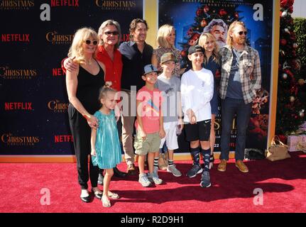 Los Angeles, CA, USA. 18 Nov, 2018. Goldie Hawn, Kurt Russell, Oliver Hudson, Erinn Bartlett, Sanne Hamers, Wyatt Russell, Rio, Hudson Hudson Hawn Bodhi, Wilder Brooks à Hudson arrivés pour LA CHRONIQUE DE NOËL, Bruin Westwood, Los Angeles, CA, 18 novembre 2018. Credit : Elizabeth Goodenough/Everett Collection/Alamy Live News Banque D'Images