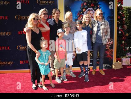 Los Angeles, CA, USA. 18 Nov, 2018. Goldie Hawn, Kurt Russell, Oliver Hudson, Erinn Bartlett, Sanne Hamers, Wyatt Russell, Rio, Hudson Hudson Hawn Bodhi, Wilder Brooks à Hudson arrivés pour LA CHRONIQUE DE NOËL, Bruin Westwood, Los Angeles, CA, 18 novembre 2018. Credit : Elizabeth Goodenough/Everett Collection/Alamy Live News Banque D'Images