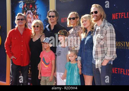 Los Angeles, CA, USA. 18 Nov, 2018. Goldie Hawn, Kurt Russell, Oliver Hudson, Erinn Bartlett, Sanne Hamers, Wyatt Russell, Rio, Hudson Hudson Hawn Bodhi, Wilder Brooks à Hudson arrivés pour LA CHRONIQUE DE NOËL, Bruin Westwood, Los Angeles, CA, 18 novembre 2018. Credit : Elizabeth Goodenough/Everett Collection/Alamy Live News Banque D'Images