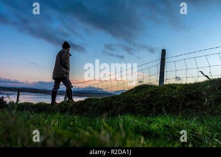 Ardara, comté de Donegal, Irlande 19 novembre 2018. Un agriculteur donne sur les champs à l'aube d'un matin d'automne claires et nettes. Crédit : Richard Wayman/Alamy Live News Banque D'Images