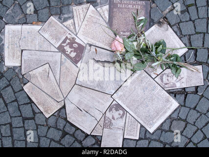 19 novembre 2018, Bavaria, Munich : en face de l'entrée du bâtiment principal de l'université Ludwig-Maximilians-Universität (LMU) à la Geschwister-Scholl-Platz tracts de la résistance groupe 'Rose Blanche' sont intégrés dans le sol comme un monument. L'historien et auteur Aly sera l'édition pour son dernier livre "Europa gegen die Juden. 1880 - 1945" à l'aide de prix Geschwister-Scholl-2018. Le prix commémore Sophie et Hans Scholl, qui appartenait à la résistance étudiante groupe 'Weiße Rose' à Munich à l'époque nazie et ont ensuite été assassinés par les nationaux-socialistes. Photo : Sven Hoppe/dpa Banque D'Images