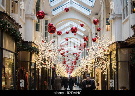 Londres, Royaume-Uni. 19 Nov, 2018. L'emblématique Burlington Arcade commerçante du 19e siècle dans la région de Piccadilly est bordée de décorations de Noël Crédit : amer ghazzal/Alamy Live News Banque D'Images