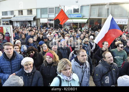 Brno, République tchèque. 17 novembre, 2018. Environ un millier de personnes se sont joints à une manifestation contre PM Andrej Babis dans le centre de Brno, en République tchèque, le 17 novembre 2018. Photo : CTK Vaclav Salek/Photo/Alamy Live News Banque D'Images