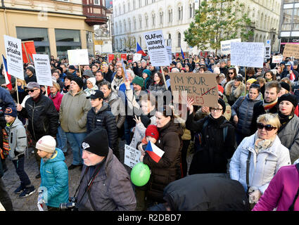 Brno, République tchèque. 17 novembre, 2018. Environ un millier de personnes se sont joints à une manifestation contre PM Andrej Babis dans le centre de Brno, en République tchèque, le 17 novembre 2018. Photo : CTK Vaclav Salek/Photo/Alamy Live News Banque D'Images