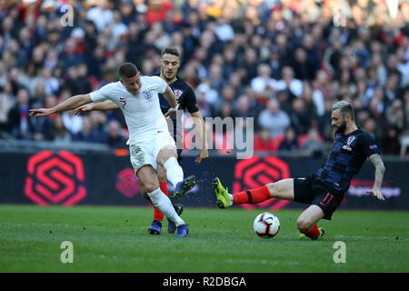 Londres, Royaume-Uni. 18 Nov, 2018. Ross Barkley d'Angleterre est contestée par Marcelo Brozovic de Croatie (11). Ligue des Nations Unies de l'UEFA A, groupe 4 match, l'Angleterre v la Croatie au stade de Wembley à Londres le dimanche 18 novembre 2018. Veuillez noter les images sont pour un usage éditorial uniquement. Photos par Andrew Verger/Alamy live news Banque D'Images