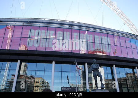 Londres, Royaume-Uni. 18 Nov, 2018. Une vue générale à l'extérieur au stade de Wembley et la statue de Bobby Moore d'avance. Ligue des Nations Unies de l'UEFA A, groupe 4 match, l'Angleterre v la Croatie au stade de Wembley à Londres le dimanche 18 novembre 2018. Veuillez noter les images sont pour un usage éditorial uniquement. Photos par Andrew Verger/Alamy live news Banque D'Images