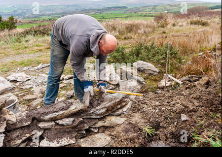 Moutons Head Way, West Cork, Irlande. 19 Nov, 2018. John O'Sullivan, tailleur de pierre, construit un mur de pierre dans le cadre d'un développement qui comprend une table de pierre au pied du Mont Corrin sur les moutons Head Way. Le développement donne sur la baie de Dunmanus, qui fait partie de la tête de moutons. Credit : Andy Gibson/Alamy Live News. Banque D'Images