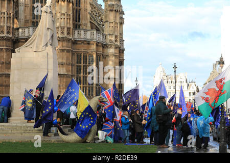 Westminster, London, UK, 19 Nov 2018. Anti-Brexit protestataires de SODEM (Stand au mépris Mouvement européen), dirigé par le 'homme' houty Steve Bray, et notamment un grand dinosaure, ont transformé en grand nombre devant les Maisons du Parlement à Westminster pour manifester contre Brexit et pour un "vote du peuple" sur l'affaire. Credit : Imageplotter News et Sports/Alamy Live News Banque D'Images