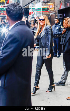 New York, USA. 19 novembre, 2018. Le chanteur Mariah Carey est vu quitter l'émission de télévision Good Morning America dans la zone de Times Square le lundi matin, ce matin. (PHOTO : VANESSA CARVALHO/BRÉSIL PHOTO PRESSE) Credit : Brésil Photo Presse/Alamy Live News Banque D'Images