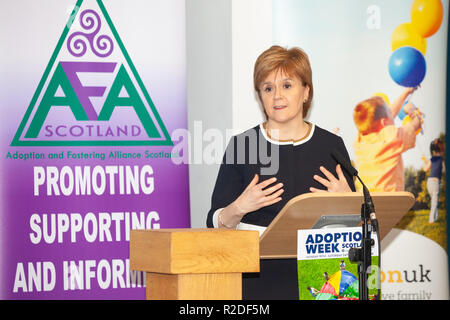 Édimbourg, en Écosse. 19 novembre 2018. Premier Ministre de l'Écosse Nicola Sturgeon du Parti national écossais (SNP), s'exprimant lors de la conférence d'ouverture de la Semaine de l'adoption l'Écosse 2018 organisé par Adoption UK Scotland. © Richard Newton / Alamy Live News Banque D'Images