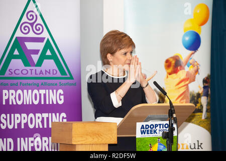 Édimbourg, en Écosse. 19 novembre 2018. Premier Ministre de l'Écosse Nicola Sturgeon du Parti national écossais (SNP), s'exprimant lors de la conférence d'ouverture de la Semaine de l'adoption l'Écosse 2018 organisé par Adoption UK Scotland. © Richard Newton / Alamy Live News Banque D'Images