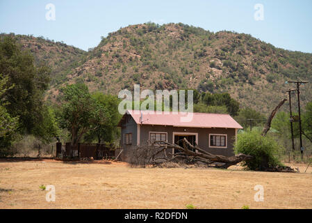 Vredefort, Afrique du Sud, le 19 novembre, 2018. Une maison en Venterskroon, dans l'État libre. Le centre de la Dôme de Vredefort, vérifié le plus grand cratère d'impact sur la terre est le foyer de l'ancienne ville de la ruée vers l'or et de Vredefort. Venterskroon Credit : Eva-Lotta Jansson/Alamy Live News Banque D'Images