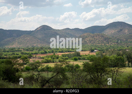 Vredefort, Afrique du Sud, le 19 novembre, 2018. Le paysage à l'intérieur du dôme de Vredefort, vérifié le plus grand cratère d'impact sur la terre, dans l'État libre. Credit : Eva-Lotta Jansson/Alamy Live News Banque D'Images