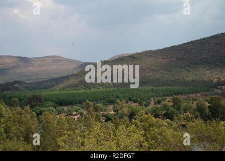 Vredefort, Afrique du Sud, le 19 novembre, 2018. Le paysage à l'intérieur du dôme de Vredefort, vérifié le plus grand cratère d'impact sur la terre, dans l'État libre. Credit : Eva-Lotta Jansson/Alamy Live News Banque D'Images