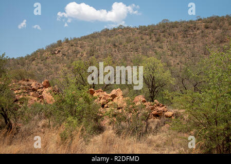 Vredefort, Afrique du Sud, le 19 novembre, 2018. Le paysage à l'intérieur du dôme de Vredefort, vérifié le plus grand cratère d'impact sur la terre, dans l'État libre. Credit : Eva-Lotta Jansson/Alamy Live News Banque D'Images