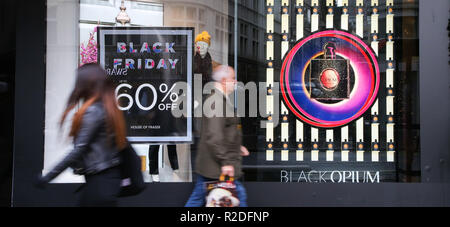 Londres, Royaume-Uni. 19 Nov, 2018. Les clients sont accueillis à l'Oxford Street de Londres comme la House of Fraser se prépare pour l'événement de vendredi noir avec l'épargne énorme.Vendredi Noir est un événement commercial qui proviennent de l'US où les détaillants baissent leurs prix le jour après les vacances de la Toussaint. Credit : Dinendra Haria SOPA/Images/ZUMA/Alamy Fil Live News Banque D'Images