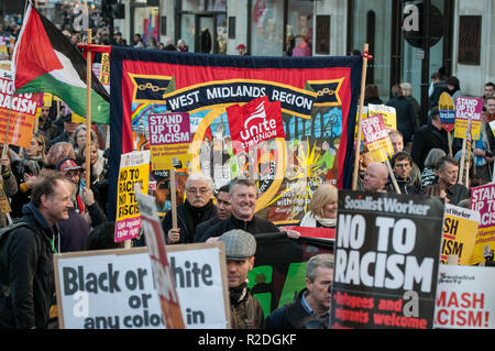 Londres, Royaume-Uni. 17 novembre, 2018. Les protestataires sont vu la tenue des pancartes et des banderoles pendant la manifestation.d'énormes foules vu marcher à partir de la BBC à Portland Place à Whitehall avec des drapeaux et des pancartes au cours de la démonstration de l'unité nationale pour s'opposer à la montée des forces fascistes et racistes de l'activité en Europe, la démonstration a été appelé s'unir contre le fascisme, le racisme et la haine de la musique l'amour se lever au racisme alors que les discours à la Whitehall ont été perturbés par la présence d'un petit nombre de militants d'extrême droite et l'emporter sur les supporters. Credit : Andres Pantoja SOPA/Images/ZUMA/Alamy Fil Live News Banque D'Images