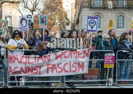 Londres, Royaume-Uni. 17 novembre, 2018. Les protestataires sont vu la tenue des pancartes et une banderole en écoutant le discours de la contestation.d'énormes foules vu marcher à partir de la BBC à Portland Place à Whitehall avec des drapeaux et des pancartes au cours de la démonstration de l'unité nationale pour s'opposer à la montée des forces fascistes et racistes de l'activité en Europe, la démonstration a été appelé s'unir contre le fascisme, le racisme et la haine de la musique l'amour se lever au racisme alors que les discours à la Whitehall ont été perturbés par la présence d'un petit nombre de militants d'extrême droite et l'emporter sur les supporters. (Crédit Image : © Andres Pantoja/SO Banque D'Images