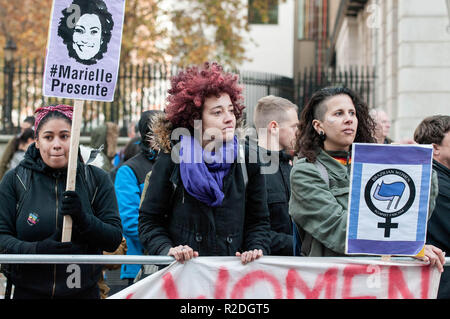 Londres, Royaume-Uni. 17 novembre, 2018. Les manifestants de la femme brésilienne contre le fascisme UK groupe sont un des banderoles et des pancartes pendant la manifestation.d'énormes foules vu marcher à partir de la BBC à Portland Place à Whitehall avec des drapeaux et des pancartes au cours de la démonstration de l'unité nationale pour s'opposer à la montée des forces fascistes et racistes de l'activité en Europe, la démonstration a été appelé s'unir contre le fascisme, le racisme et la haine de la musique l'amour se lever au racisme alors que les discours à la Whitehall ont été perturbés par la présence d'un petit nombre de militants d'extrême droite et l'emporter sur les supporters. (Crédit Image : Banque D'Images