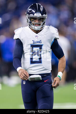 18 novembre 2018 : Tennessee Titans quarterback Marcus Mariota (8) pendant l'action de jeu de football américain NFL entre les Tennessee Titans et les Indianapolis Colts au Lucas Oil Stadium à Indianapolis, Indiana. Battu Indianapolis Indiana 38-10. John Mersits/CSM. Banque D'Images