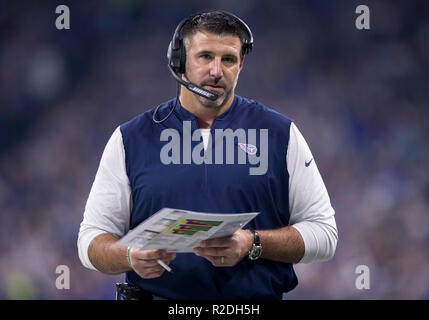 18 novembre 2018 : Tennessee Titans l'entraîneur-chef Mike Vrabel NFL football au cours de l'action de jeu entre les Tennessee Titans et les Indianapolis Colts au Lucas Oil Stadium à Indianapolis, Indiana. Battu Indianapolis Indiana 38-10. John Mersits/CSM. Banque D'Images