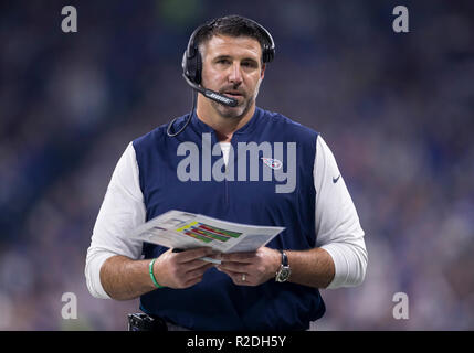 18 novembre 2018 : Tennessee Titans l'entraîneur-chef Mike Vrabel NFL football au cours de l'action de jeu entre les Tennessee Titans et les Indianapolis Colts au Lucas Oil Stadium à Indianapolis, Indiana. Battu Indianapolis Indiana 38-10. John Mersits/CSM. Banque D'Images