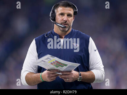 18 novembre 2018 : Tennessee Titans l'entraîneur-chef Mike Vrabel NFL football au cours de l'action de jeu entre les Tennessee Titans et les Indianapolis Colts au Lucas Oil Stadium à Indianapolis, Indiana. Battu Indianapolis Indiana 38-10. John Mersits/CSM. Banque D'Images