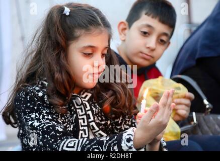 Bagdad, Iraq. 19 Nov, 2018. Les enfants participent à la fête de Mawlid al-Nabi, l'anniversaire du Prophète Mohamed, à Bagdad, Irak, 19 novembre 2018. Credit : Khalil Dawood/Xinhua/Alamy Live News Banque D'Images