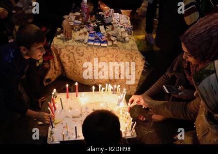 Bagdad, Iraq. 19 Nov, 2018. Les gens participent à une célébration pour l'occasion du Mawlid al-Nabi, l'anniversaire du Prophète Mohamed, à Bagdad, Irak, 19 novembre 2018. Credit : Khalil Dawood/Xinhua/Alamy Live News Banque D'Images