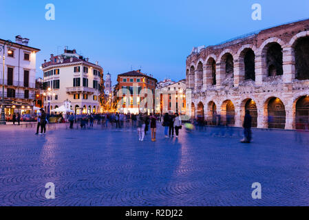 Amphithéâtre romain Arena di Verona et Piazza Bra square au crépuscule. Vérone, Vénétie, Italie, Europe Banque D'Images