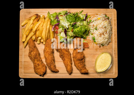 Goujons de poulet servi avec riz, salade et amis français sur bois avec fond noir isolé Banque D'Images