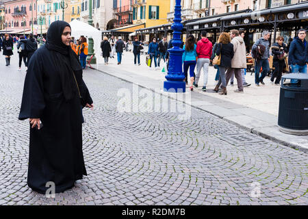 Femme musulmane dans le quartier animé de la Piazza Bra au coucher du soleil. Vérone, Vénétie, Italie, Europe Banque D'Images