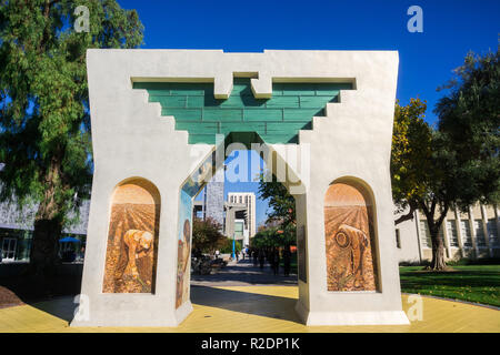 San Jose, Californie / USA - 6 décembre 2017 - L'Arc de la dignité, l'égalité et la justice au motif de San Jose State University, San Francisco bay un Banque D'Images