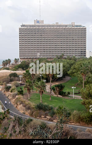 Une vue de l'hôtel Hilton de Tel Aviv à partir de la Dan Tel Aviv Hotel à Tel Aviv, Israël. Banque D'Images