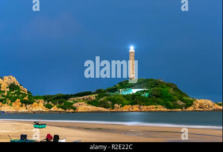 Le phare brille la nuit sur l'île magnifiquement située. Il s'agit d'un signal de navigation qui signale le passage du navire Banque D'Images