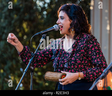 SARA LUCAS chante et joue de la guitare pour LADAMA effectuant au 61e Festival de jazz de Monterey - Monterey, Californie Banque D'Images