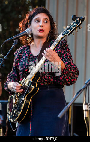 SARA LUCAS chante et joue de la guitare pour LADAMA effectuant au 61e Festival de jazz de Monterey - Monterey, Californie Banque D'Images