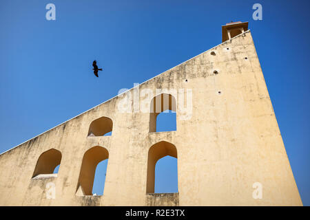 Eagle volant près de l'observatoire Jantar Mantar complexe au ciel bleu à Jaipur, Rajasthan, Inde Banque D'Images