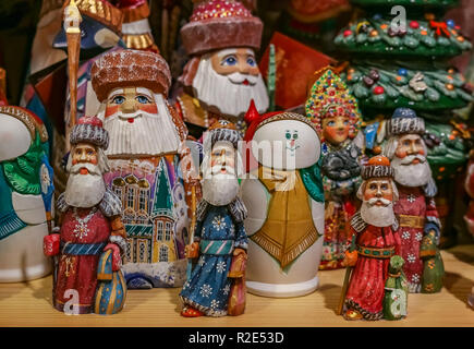 Ornements de Noël coloré de Père Noël Russe ou Ded Moroz (grand-père Gel) sur l'affichage pour la vente dans un magasin de souvenirs à Saint Petersbourg Russie Banque D'Images