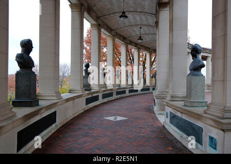 Bustes de personnages historiques importants au Hall of Fame pour de grands Américains Banque D'Images