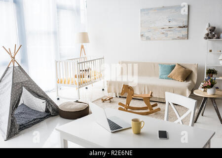 Design intérieur moderne de salle de pépinière avec bébé et lit de wigwam Banque D'Images