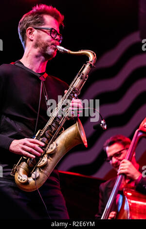 DONNY McCASLIN joue du saxophone pour la célébration de Michael Brecker sur la scène principale au 61e Festival de jazz de Monterey - Monterey, Californie Banque D'Images