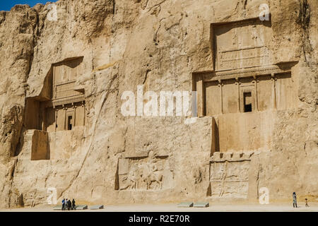 Rock iranien antique reliefs de Naqsh-e Rustam montre de grandes tombes coupé haut dans la falaise. La province du Fars, en Iran. Banque D'Images