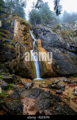 Cascade paysage de forêt longue exposition circulant sur des rochers Banque D'Images