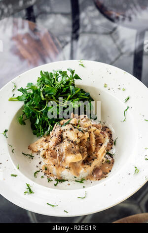 Stroganoff de porc aux champignons et sauce crème paprika repas gastronomique au restaurant Banque D'Images